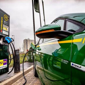 McDonald’s en Vattenfall plaatsen hun eerste snellaadpunt voor elektrische auto’s in Drenthe, Gelderland en Overijssel