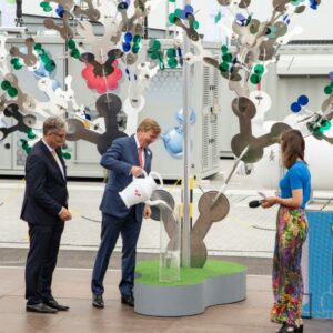 Koning Willem-Alexander opent duurzame waterstofinstallatie HyStock