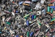 Volwassen Nederlander kijkt graag naar ander als het om inzamelen van e-waste gaat