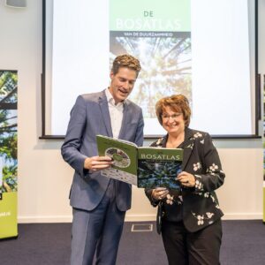 SER-voorzitter Mariëtte Hamer ontvangt eerste exemplaar 'De Bosatlas van de duurzaamheid'