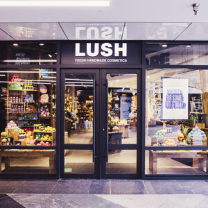 Cosmeticamerk Lush verkozen tot 'Sustainable Retailer of the Year 2019-2020'