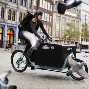 H&M bezorgt online aankopen op de fiets met primeur in Nederland