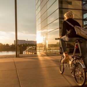 Nieuw onderzoek effect brandstofprijzen: forens vindt elektrische fiets goed idee, maar kijkt vooral naar werkgever en het Rijk