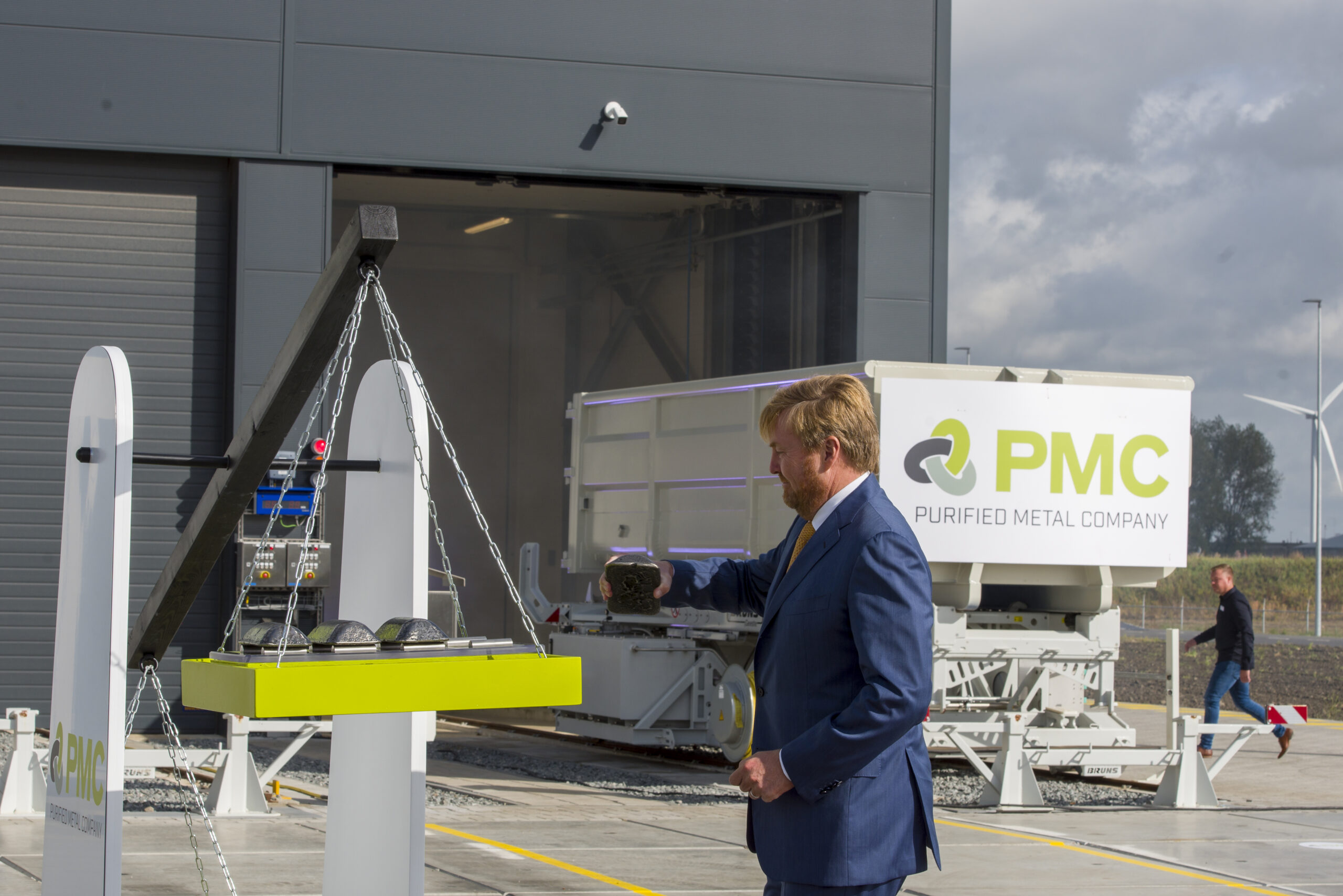 Koning Willem-Alexander opent eerste recyclingsfabriek voor vervuild staal in Delfzijl