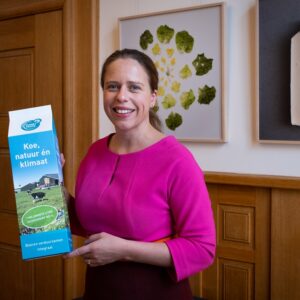 Minister Schouten neemt miljardste liter 'On the way to PlanetProof'-melk in ontvangst