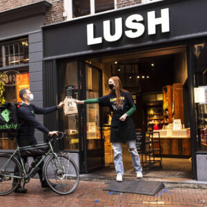 Cosmeticamerk Lush en Last mile startup Packaly starten samenwerking