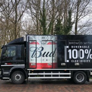 Bierbrouwerij AB InBev wil horeca CO2-neutraal beleveren en neemt eerste elektrische vrachtwagen in gebruik