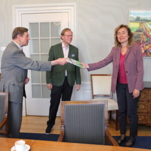 1e exemplaar ‘Keerpunt in zicht; hoe verder met milieu en duurzaamheid' overhandigd aan Tweede Kamer-voorzitter Vera Bergkamp