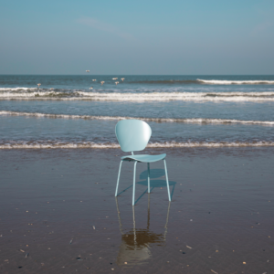 Zuiver ontwerpt in samenwerking met APE stoel van 100% upcycled oceaanplastic