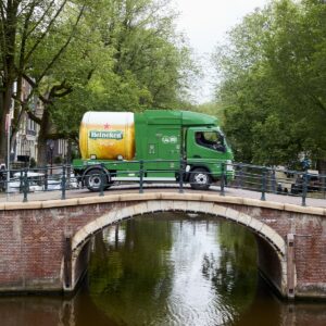 Heineken brengt bier naar binnenstad Amsterdam met elektrische tankbiertruck