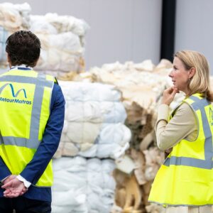 Staatssecretaris Van Veldhoven opent vierde matrasrecyclingfabriek RetourMatras