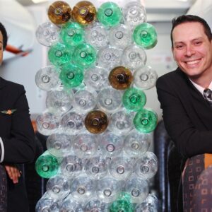 easyJet introduceert nieuwe uniformen voor cabinepersoneel en piloten gemaakt van gerecyclede plastic flessen