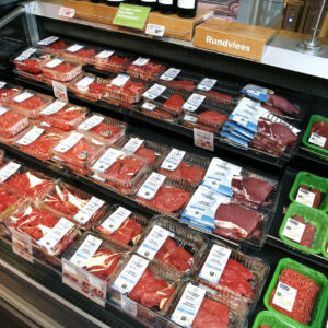 PLUS bespaart bijna 200.000 kilo plastic door vleesverpakkingen aan te pakken