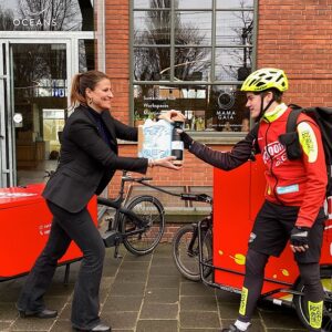 Fietskoeriers.nl en Dopper bezorgen herbruikbare waterflessen per fiets; besparen ruim een ton CO2