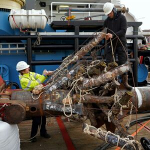 Uniek eco-anker aan Scheveningse kust geïnstalleerd voor offshore zeewierboerderij