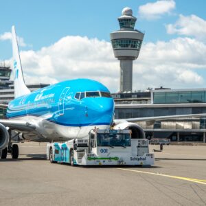 Schiphol investeert in voertuigen om vliegtuigen duurzaam te taxiën