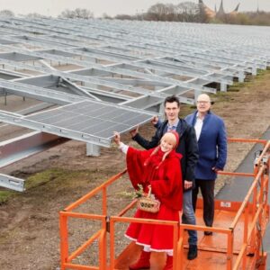 Efteling plaatst eerste van 12.000 zonnepanelen voor zonnecarports