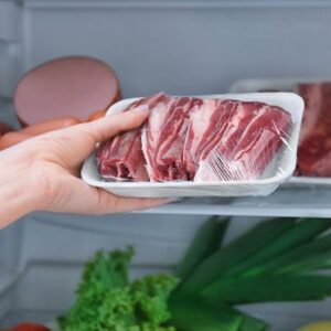 Bakje vlees in de koelkast