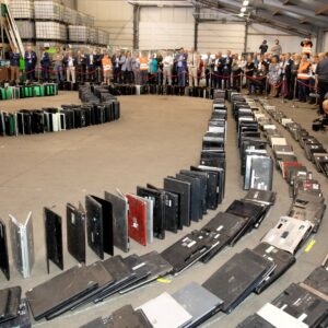 Nederland haalt wereldrecord Laptop Domino binnen en vraagt aandacht voor e-waste