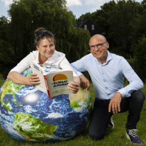 Jubilerende Urgenda ontvangt eerste exemplaar van 'De Klimaatalmanak'
