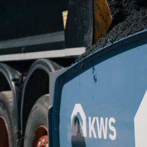 KWS legt eerste meters asfalt aan met elektrische asfaltspreidmachine