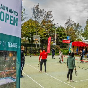 Eerste Nederlandse sportveld gemaakt van gerecyclede tennisballen gaat open op Kop van Noord in Rotterdam