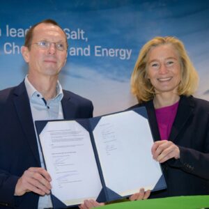 Chemiebedrijf Nobian en minister tekenen maatwerkafspraak voor nul CO2-uitstoot in 2030