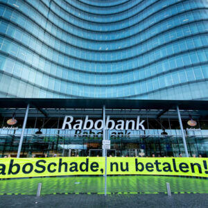Greenpeace demonstreert bij Rabobank en plakt rekening voor stikstofcrisis op meer dan 100 filialen