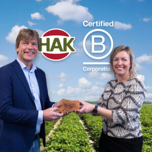 Timo-Hoogeboom-CEO-HAK-neemt-B-Corp-certificering-in-ontvangst-uit-handen-van-Tessa-van-Soest-directeur-van-B-Lab-Benelux