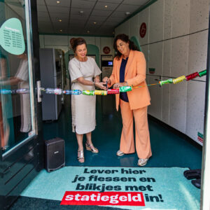 Hester-Klein-Lankhorst-en-Hester-van-Buren-knippen-het-blikkenlint-door-c-Sandra-Uittenbogaart