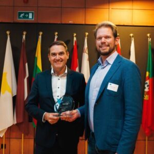 Dr.-Oliver-Grun-President-of-European-DIGTIAL-SME-Alliance-presents-award-to-Sjoerd-de-Jager-768×512