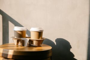 Staatssecretaris maakt regels voor wegwerpbekers en -bakjes praktisch en duidelijker