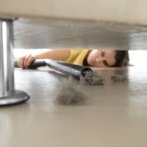 stofzuigen-onder-het-bed