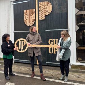 Eerste Upcyclecentrum van Utrecht klaar: opgebouwd uit hergebruikte perronplaten en panelen