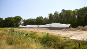 Hergebruikte windturbinebladen presteren als volwaardig geluidsscherm