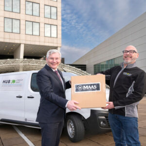 Overhandiging koffiepakket Maas aan gedeputeerde André van Schie