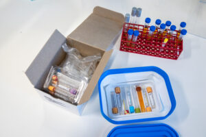 Onderzoekers UAntwerpen ontwerpen duurzaam alternatief voor wegwerpverpakkingen klinische stalen