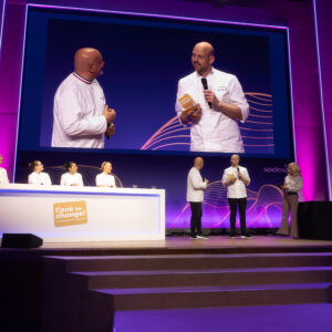 Robert-Janse-met-zijn-net-ontvangen-Chef-van-het-Jaar-2026-award-op-het-podium-in-Londen