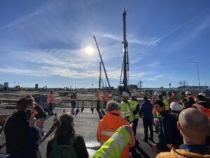 Eerste paal duurzame nieuwe parkeergarage Schiphol