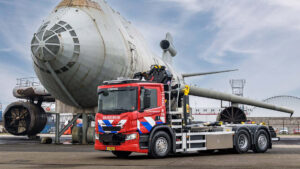 Brandweer Luchthaven Schiphol zet eerste stap in elektrificatie met twee elektrische Scania 23P bakwagens