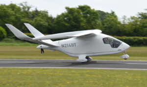Eerste elektrisch transportvliegtuig landt op Den Helder Airport tijdens demonstratievlucht