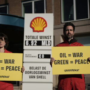 Shell’s headquarters targeted by Greenpeace activists following the announcement of billions in war profitsHoofdkantoor Shell doelwit van Greenpeace-activisten na bekendmaking van miljarden oorlogswinst.