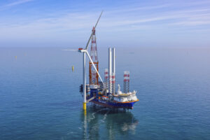 Eerste windturbine geïnstalleerd van meest ecologische offshore windpark tot nu toe