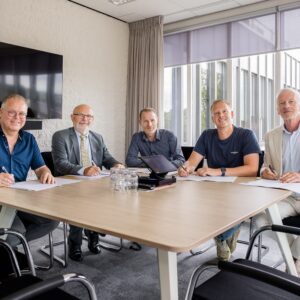 Datacenterwarmte gaat kassen verwarmen: Overeenkomst getekend voor warmtenet Uithoorn