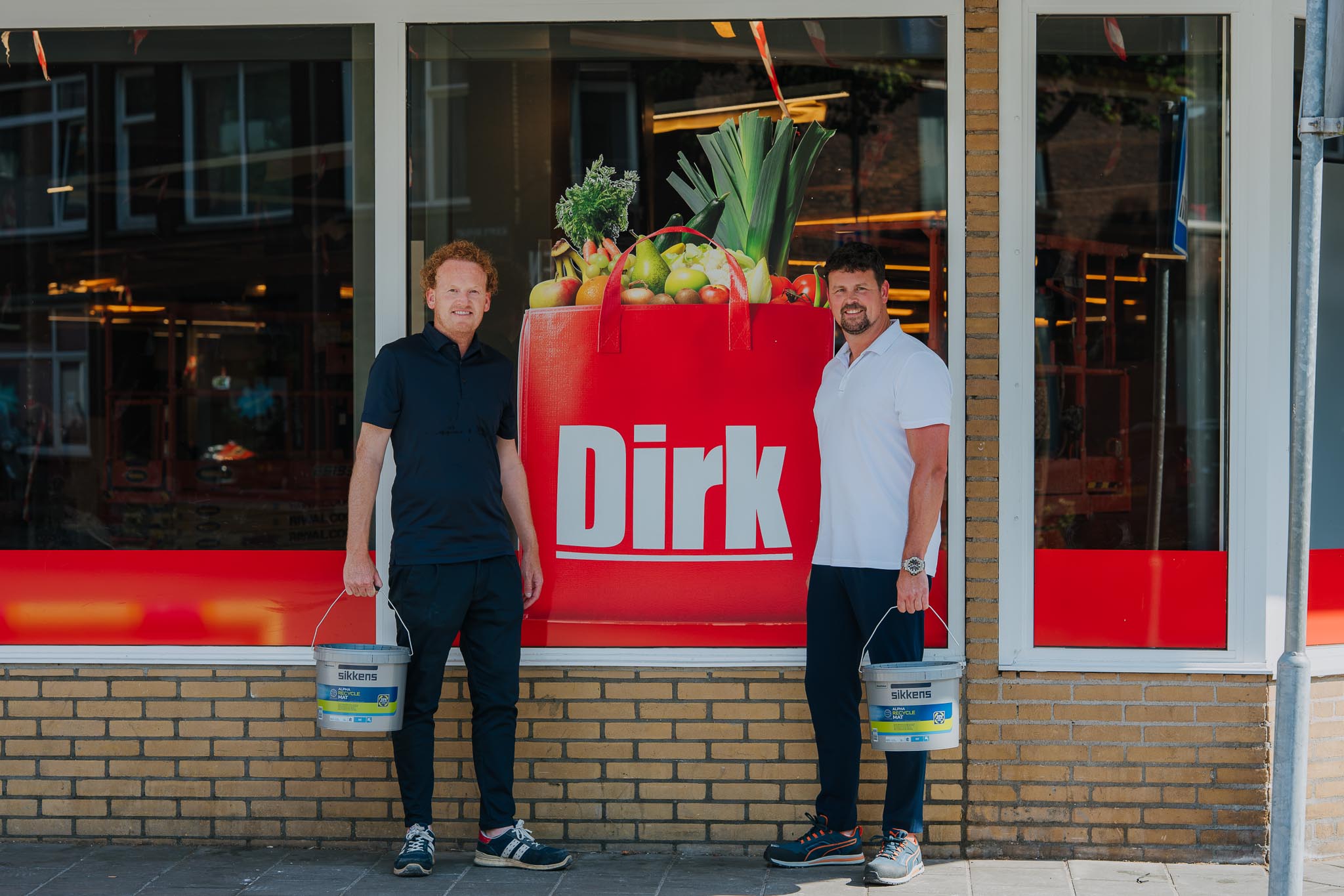 Van Kesteren brengt verfafval terug als muurverf bij Dirk van den Broek in Vlaardingen