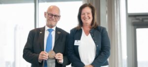 Jan Fransen ontvangt Sleepanker voor zijn bijdrage aan veilige en duurzame scheepvaart