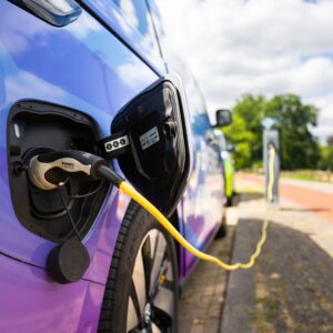 Elektrische rijders ontvangen vergoeding voor ontlasten stroomnet in Gelderland