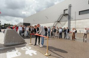 SVZ Transport opent nieuw laadplein voor elektrische vrachtwagens in Zwaag