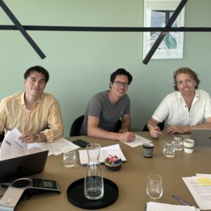 Oprichters-Paul(links),Joppe(midden),Reinier(rechts)-tekenen-bij-notaris-