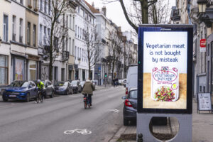Nieuw EU‑voorstel wil termen als ‘burger’ en ‘worst’ voor plantaardige producten alsnog verbieden, ondanks eerder akkoord
